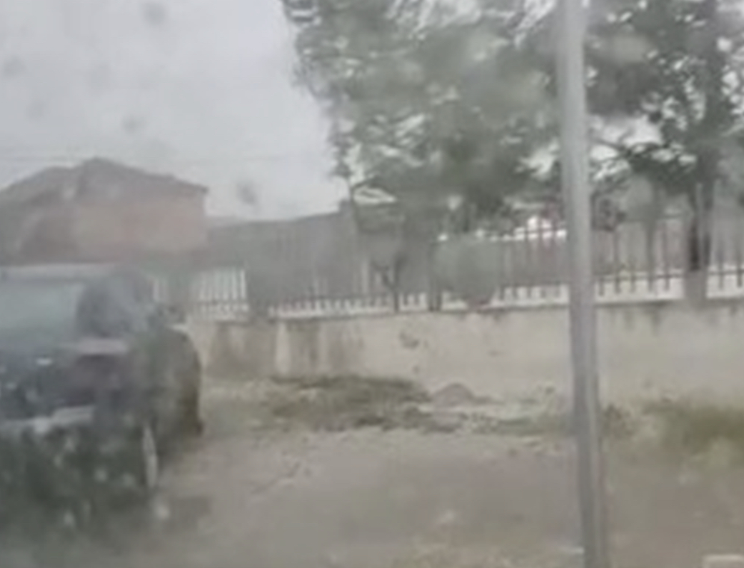 Shqipëria e “ρυshtuar” nga i nxehti afrikan, në Korçë ndodh fenomeni i rrallë/ Bllokohen rrugët nga breshëri, qytetarët detγrohen të… (Video)