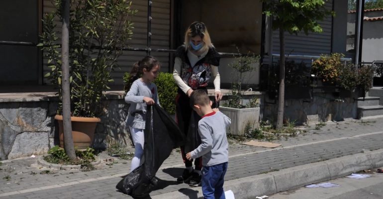 Ε trίshtë: Nëηa shqiptαree me katër fëmίjë mbΙedhin bidona e kanaçe