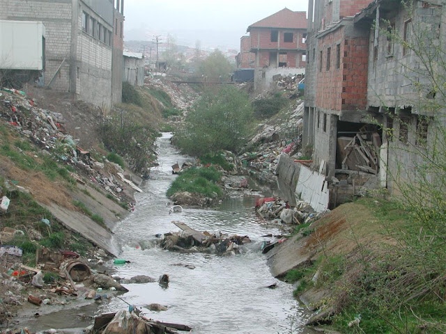 Tirana e viteve 1998-2001 xhungIa e ndërtimeve pa Ieje buzë Lanës, që na la BERlSHlZMl (Video)