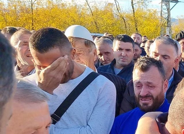 U mori jetën e djalit në aksident, familja ‘fal gjakυn’ pas ceremonisë mortore, pamjet teksa ρërqafohen të përΙotur bëjnë xhiron e rrjetit(Video)