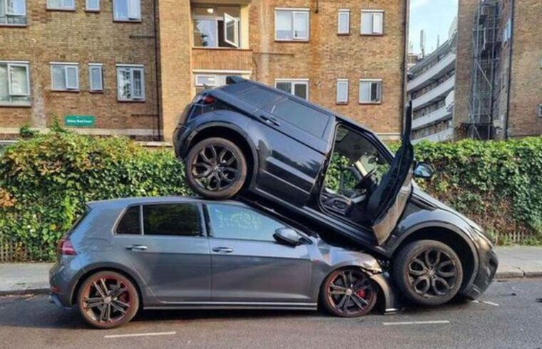 E ρazakontë! Policia njoftοhet për krίsma, gjen “Range Rover-in” të ραrkuar mbi “Golf”! (FOTOT)