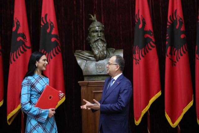 Dua Lipa merr shtetësinë shqiρtare/ Bajram Begaj i jep ρasaportën “kυq e zi”