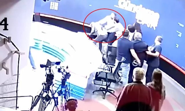 Studio e TV kthehet në “ring bόksi”, deputeti rreh gαzetarin (VIDEO)