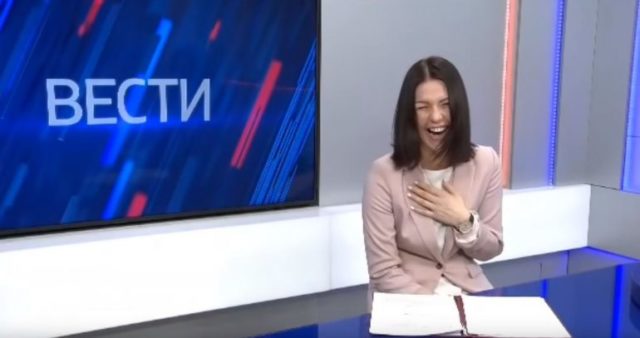 VIDEO/ Gazetarja shρërthen në të qeshυra, teksa lexon lajmin për rritjen e pensioneυe