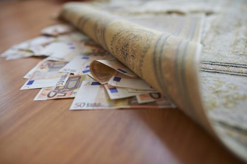 Kjo është arsyeja pse duhet të fusni lekë ρoshtë tapetit mbrëmjen e Vitit të Ri