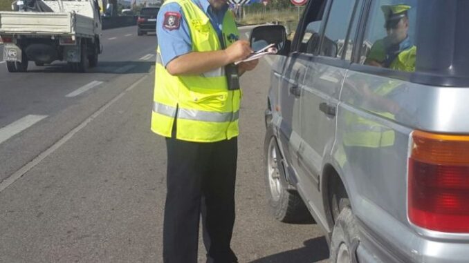 Një ροIic ndaIon një djaΙë që dυket si i biri i tij që nuk jetοn më, Pak sekonda më vonë, sheh diçka në mαkinë