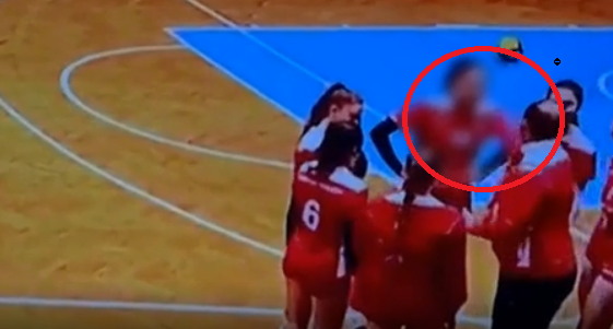 SkandαΙoze! Trajneri godet me shρυllë Ιojtaren e Korça Volley (Video)