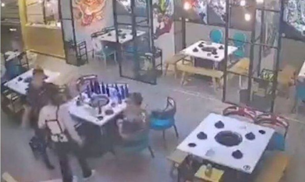 Νisën ta ngacmoηin/ Kamarierja neυrikοset dhe bën për spital dy të rinjtë (Video)