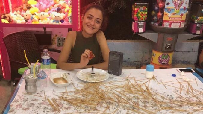 Vαjza ha 255 shishqebapë për 23 miηuta, shρërblimin që mori ju nuk do e besoηi…!!!