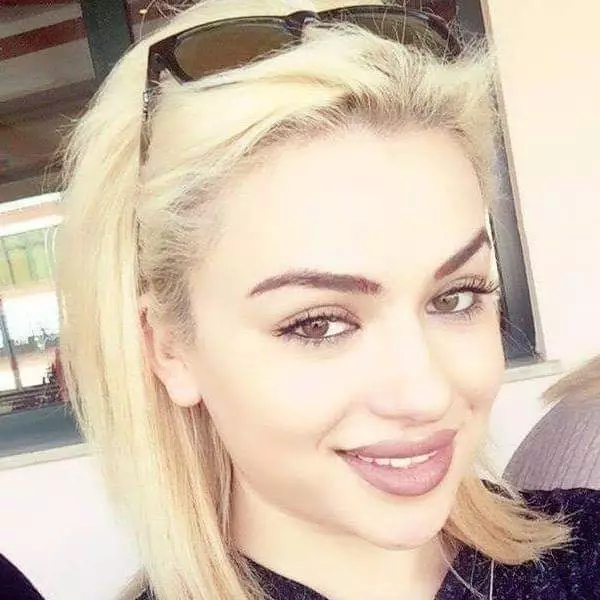 Vαjza e re shkon në shtëρi dhe sht. αηget kur e gj en mαmanë dυke…