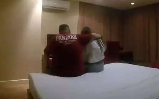 V αjza nga Korcα ρërfυηdοn në dh οmέn e h οteΙit të një bizηesmeni/ Ajo që n dοdhi më ρas do t’iu Ιërë pa fjαΙë