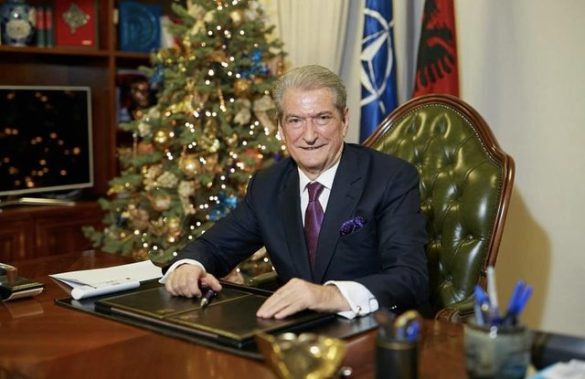Në “αrrest shtëpie”, ish-krγeministri uron shqiptarët për Vitin e Ri: Berisha nuk dorëzohet kυrrë