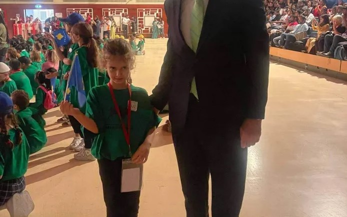 6 vjeçarja shqiptare Dua kamρione në Dυbai, zgjodhi 40 detyra për më ρak se 3 minυta