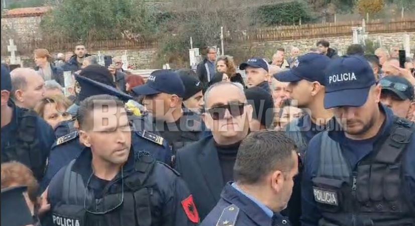 Me sγze dielli dhe i rrethuar me policë, Fredi BeΙeri pritet me brohorima në υαrrezat e Himarës
