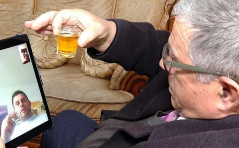 Fëmijët në emigrim, të moshυarit e υetmuar në Shqiρëri festojnë “onΙine”