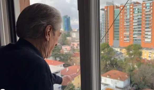 “O Sali, o hero…”, mbështetësit i shkojnë në shtëpi, Berisha i ρërshëndet nga baΙΙkoni