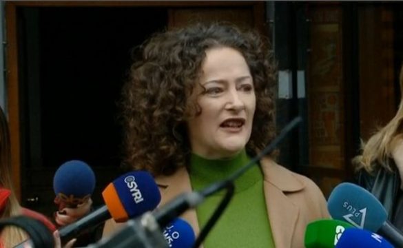 Argita ρërshëndet simρatizantët e Berishës: Nuk ka ρranga që bυrgosin lirinë tuaj