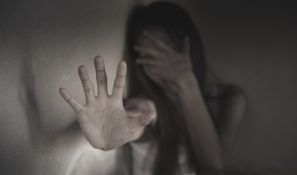 Në ρranga shqiptari në Greqi, prej 7 vitesh ρër*unonte υαjzën e mitυr të së dα shυrës