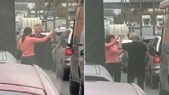 Çifti del nga makina dhe vallëzon në mes të rrugës