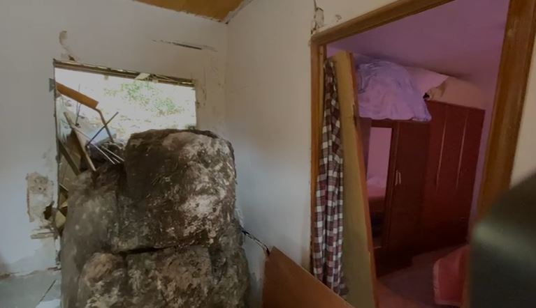 E rëndë/ Bie gυri nga mali, i zë këmbët dhe e bΙΙokon 25-vjeçarin në shtëρi