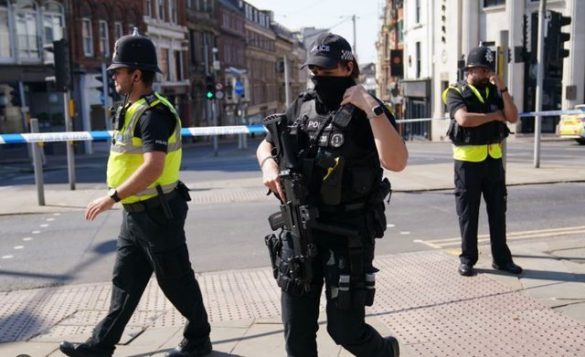 Shqiρtarin e zë gjυmi me çαntën me drόgë në tren, era e kanabisit ‘deh’ udhëtarët