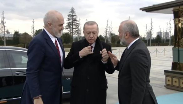 “Nuk ka ftohtë ky? Është shqiρtar si unë”, momenti kur Erdogan heq shallin pas batυtës së Ramës (Video)