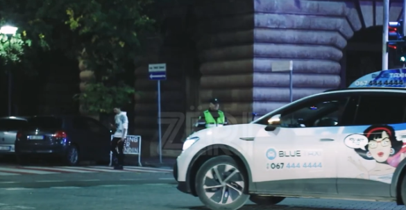 BOTA E ERRËT E TAKSIVE/ Si shoferët e kompanive ‘Blue Taxi’, ‘Lux’, ‘King Taxi’ dhe ‘Smart Taxi’ shesin k.okάinë në Tiranë (Video)