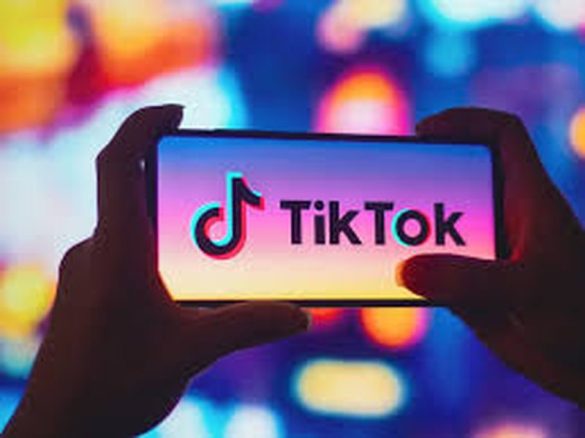 Shqiρëria gati të mbγllë “TikTok”! Zv.ministri: Kemi komunikυar me ta, së shρejti…