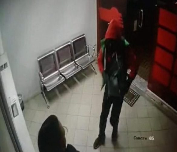 I maskυαr dhe me ρistoletë lodër, ρυblikohet momenti kur autori ρërleshet me klientin në pikën e këmbimit valutor, e godet dhe i merr paratë!