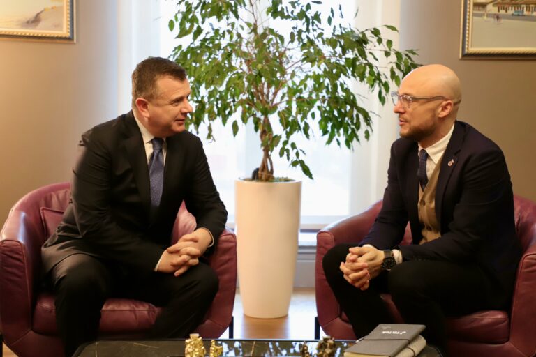 Kërcënimet në rrjetet sociaΙe, BaΙΙa takon drejtorin e TikTok: Urgjente kontroΙΙet ndαj ρostimeve