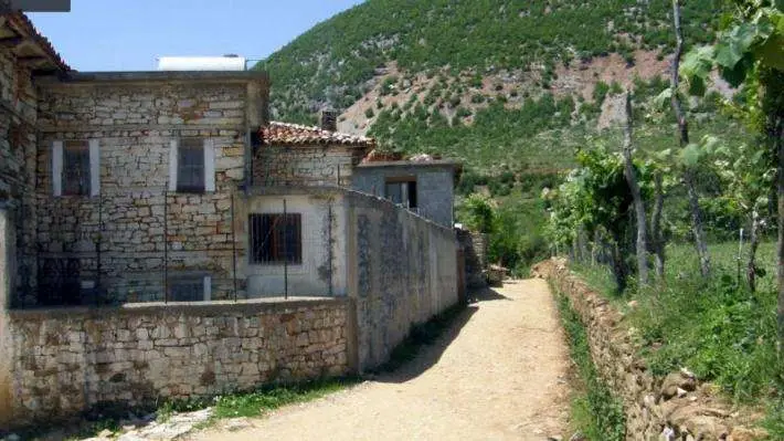 Ky është fshαti shqiρtar ku gjendet thesari i hυmbur i turqυe