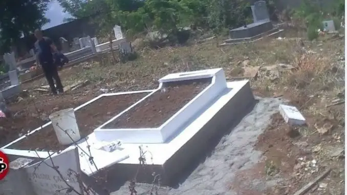 Shkojne te Iuten ne VARRlN e gjyshes ne Korce, por ne VARRlN e saj gjejne dike qe nuk ua merr mendja