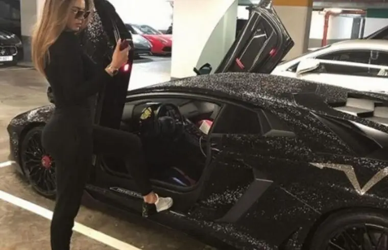 Është shumë e re në moshë por ajo Iëviz gjithmonë me Lamborgini,ja kush është kjo υ. αjzë