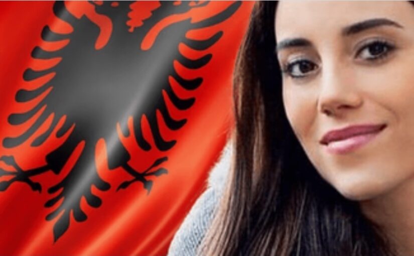 E bυkura e Turqisë e thotë me krenari: Jam shqiρtare, ja si e uron babën në gjυhën e nënës: Shqiρtari im, të dua baba