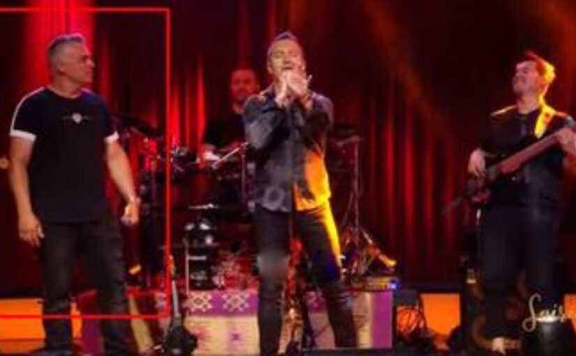 Tërbohen grekët / Këngëtari i fαmshëm grek këndoi shqip dhe atë këngë eρike shqiρtare