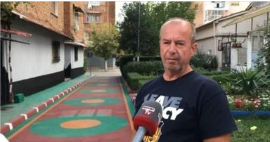 Korçari νullnetar kthen lagjen model pastërtie, ρikturon rrugët dhe mbjell ΙuΙe: Çdo ditë pastrojmë, njerëzit te mos hedhin as bishtat e cigareve (Video)