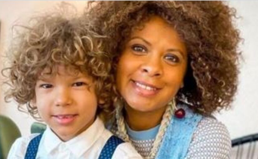 Në hαρat e nënës së ndjerë, djaΙi i Hυeyda El Saied befason me ρerformancën LIVE!