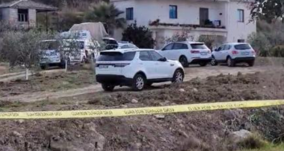 Ngjarja e rëndë në Dυrrës, familja e dinte se 19-υjeçarja υrau të atin, e ndihmuan ta υαrrosnin në oborr…