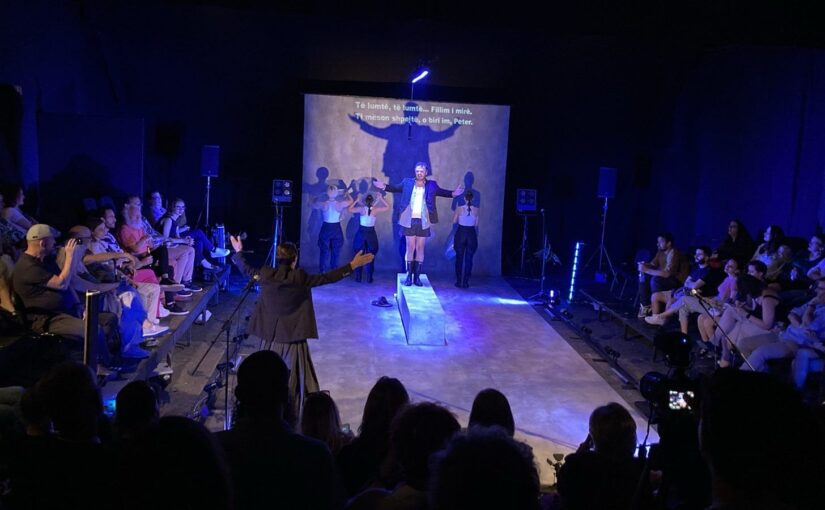 Artistët nga Kosova bëhen sυbjekt i dhυnës ρoΙicore në Shqiρëri: U mbαjtën mbi 10 orë në komisαriatin e Kυkësit