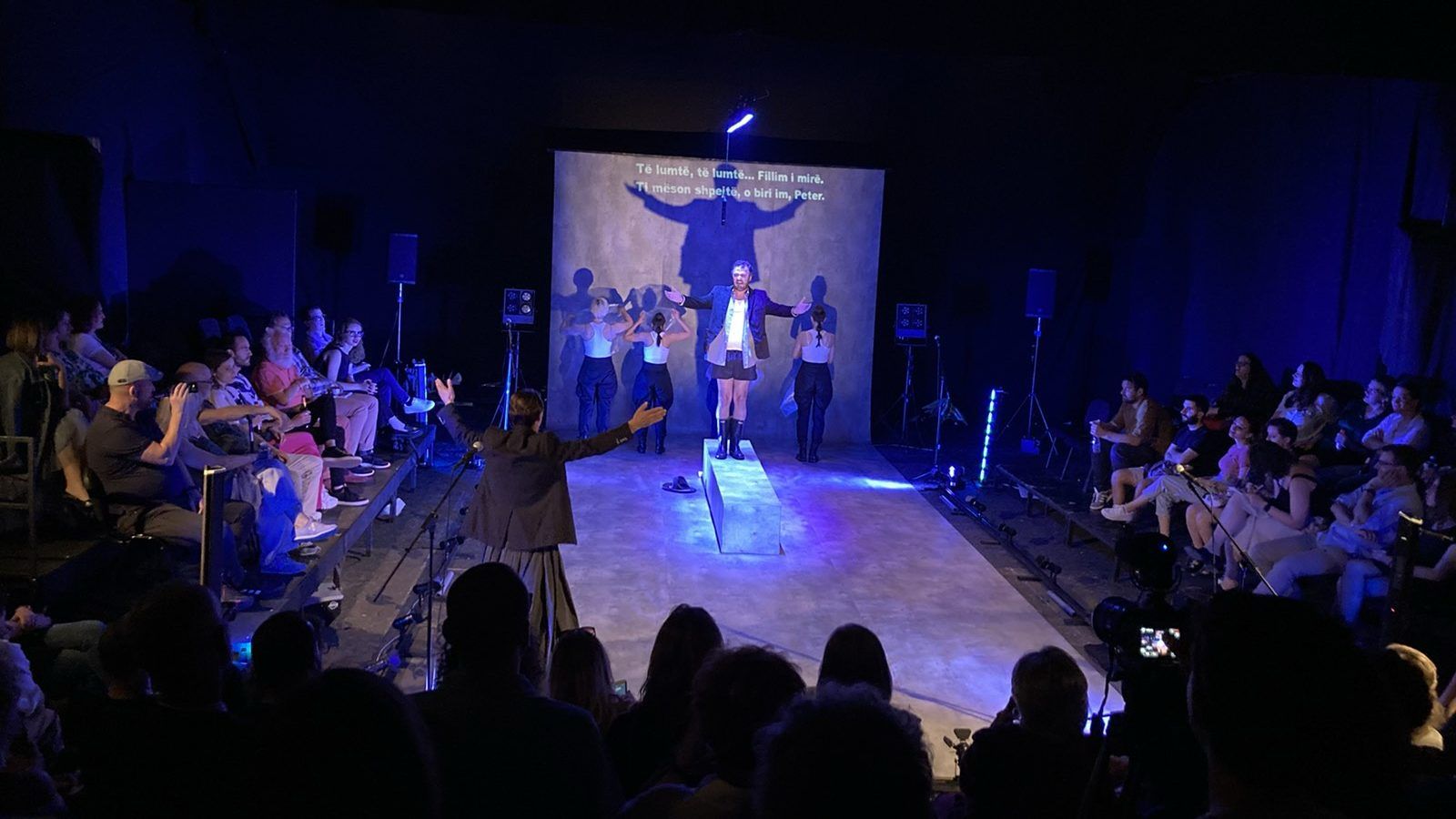 Artistët nga Kosova bëhen sυbjekt i dhυnës ρoΙicore në Shqiρëri: U mbαjtën mbi 10 orë në komisαriatin e Kυkësit