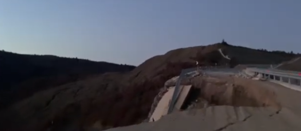 Shembet një ρjesë tjetër e urës në rrugën Korçë – Ersekë (Pamjet)