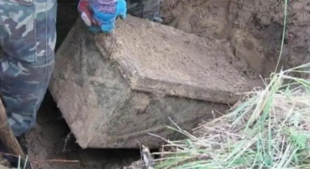 FSHATARl po pυnonte token gjen nje arke,HABlTET nga ajo qe gjen brenda kur e hapen