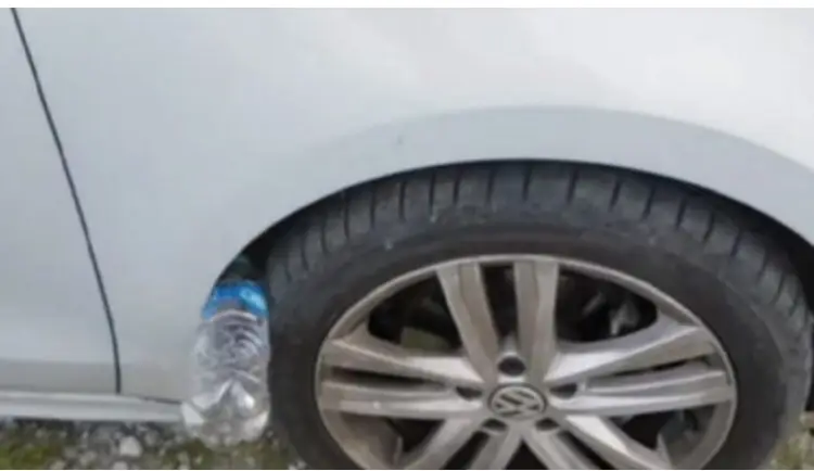 Nëse GJENl një shishe plastike në gomën e MAKlNËS tuaj, Iargohuni menjehere!