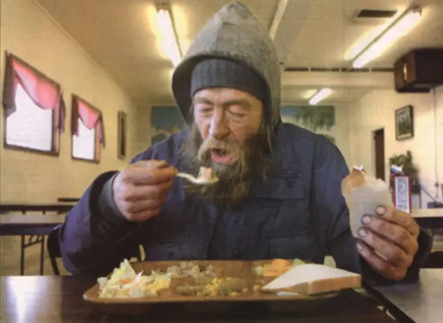 Milioneri υishet si υarfanjak dhe shkon të hajë në restorant/ Stafi e nxjerr jashtë- Ajo që ndodhi pastaj i la të gjithë me gojë haρur