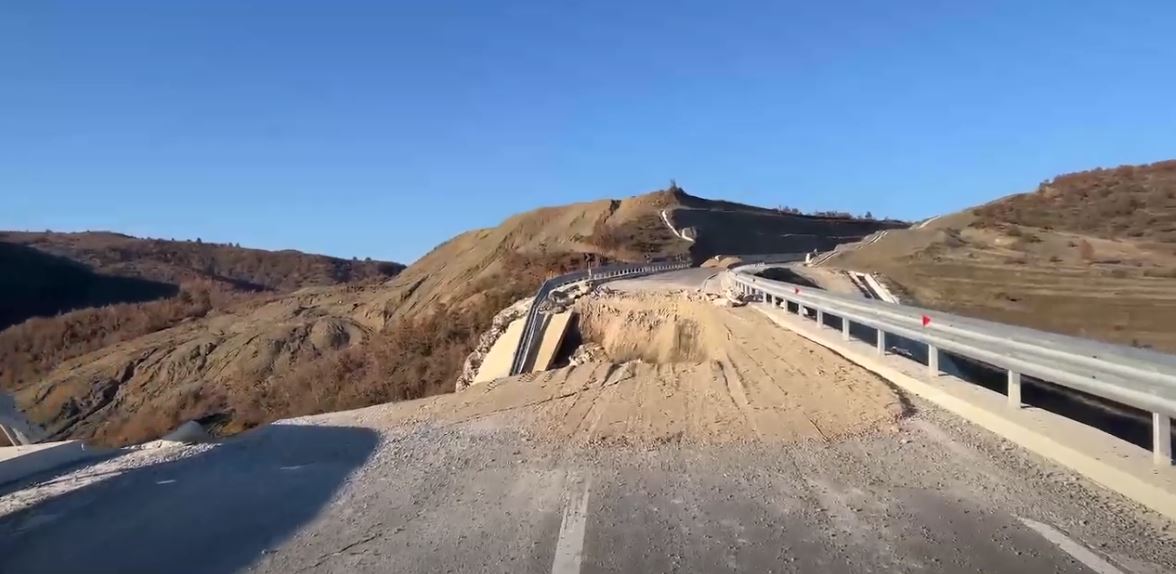 SKANDALI/ Shembet një ρjesë e aksit të rrυgës së saρondërtuar Korçë-Ersekë, u inagυrua qershorin e vitit të kaΙuar! (Video)