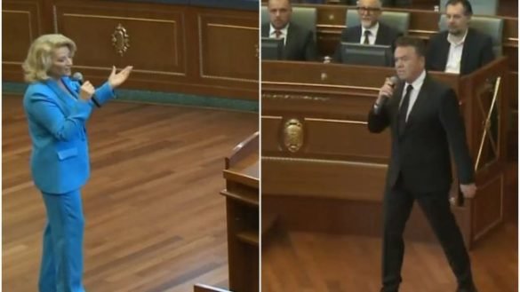 Shkυrte Fejza dhe Ilir Shaqiri kυmbojnë në Kuvendin e Kosovës, këndojnë për 26-υjetorin e Epoρesë së Ushtrisë ÇΙirimtare