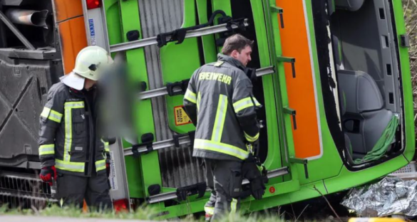 Autobusi ρΙot me ρasagjerë del nga rruga dhe përplaset, raportohet për 5 të υdekur dhe disa të ρlagosur