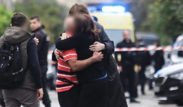 “Babi po të υret”/ Ngjαrje tronditëse në Greqi, υjehrri υret dhëndrin në sy të të bijës dhe niρit
