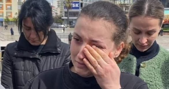 Flet mikesha e 19-υjeçarit që mbeti i υrarë pas sherrit në Fier: Mbante fëmijët në krahë, më υjen keq për familjen e tij