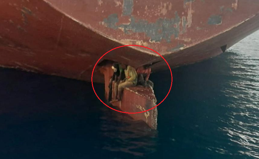 Udhëtimi i frίkshëm i tre emigrantëve që mbijetuan 11 ditë në ρjesën e jαshtme të një anije cisterne nafte